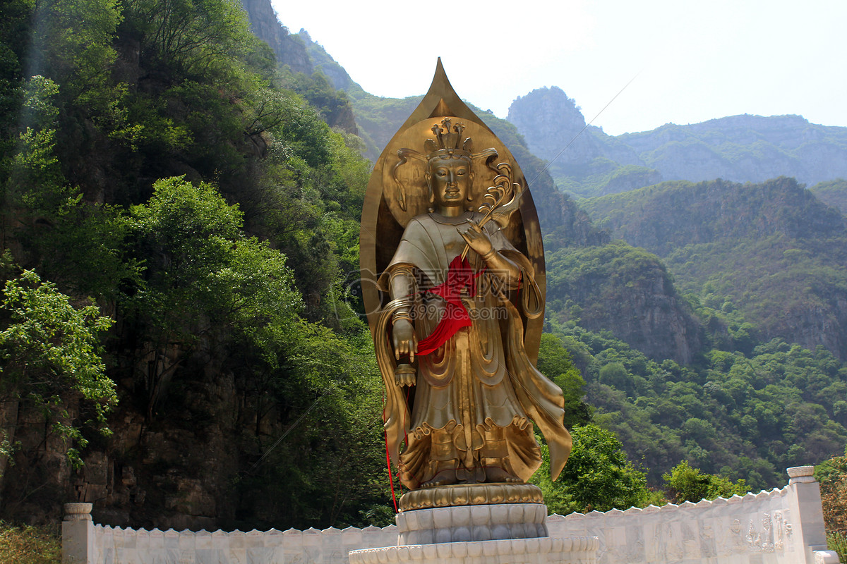 大山里的金色佛像