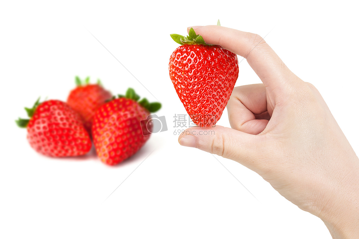 手拿草莓水果的人
