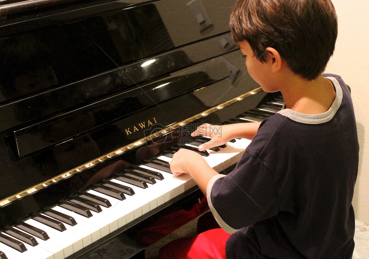 在弹钢琴的小男孩