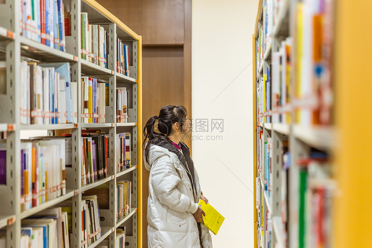 图书馆女孩书架前找书