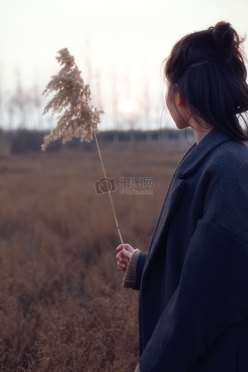 拿着芦苇的女孩