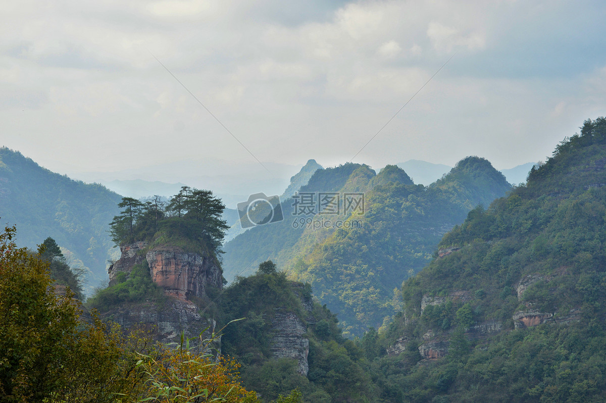 高耸的山峰