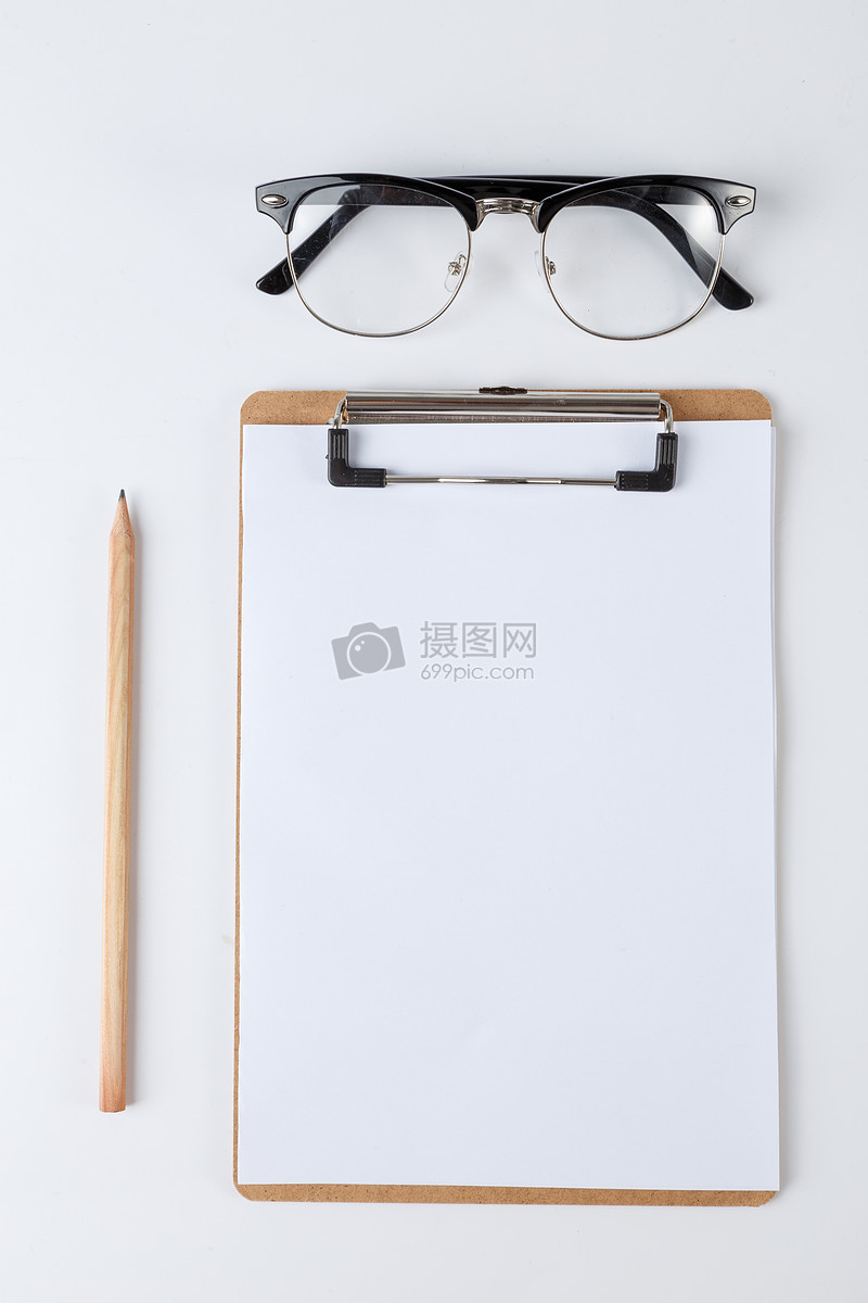 空白的纸夹板和白纸