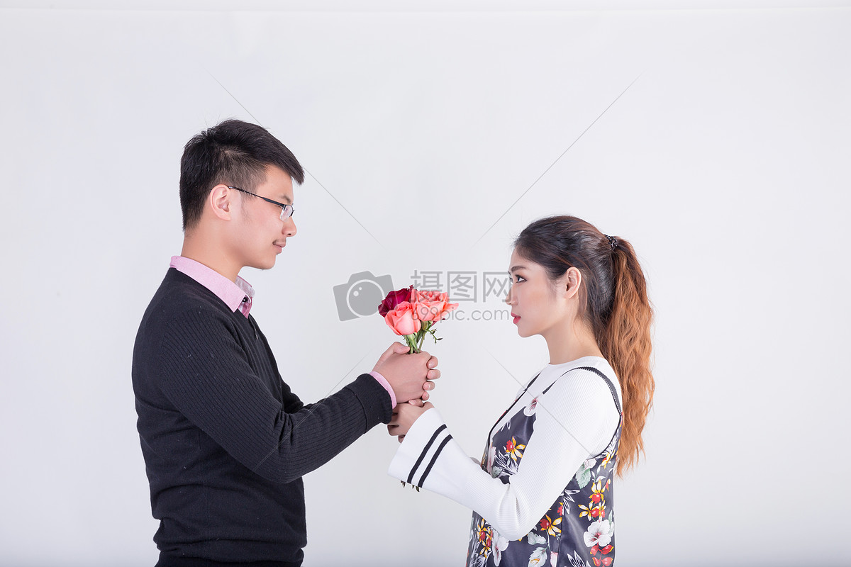 爱情情侣送花底图