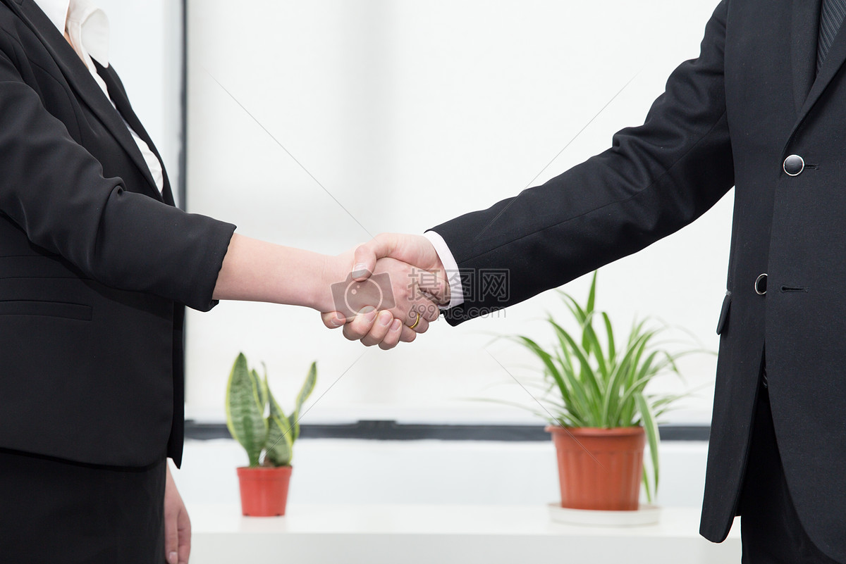 成功人士商务合作握手摄影图高清摄影大图-千库网