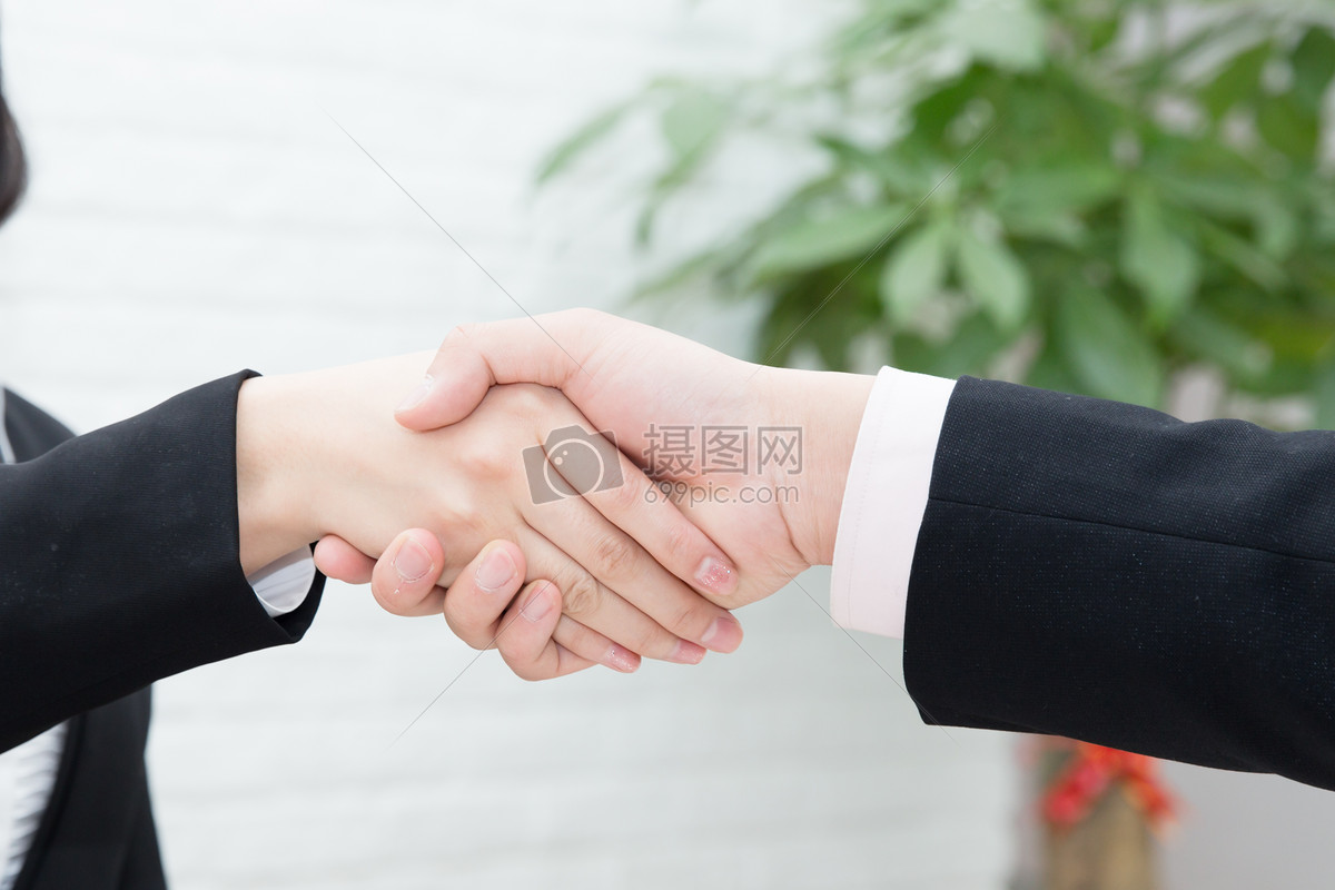 穿着西装握手的商务人士图片素材免费下载 - 觅知网