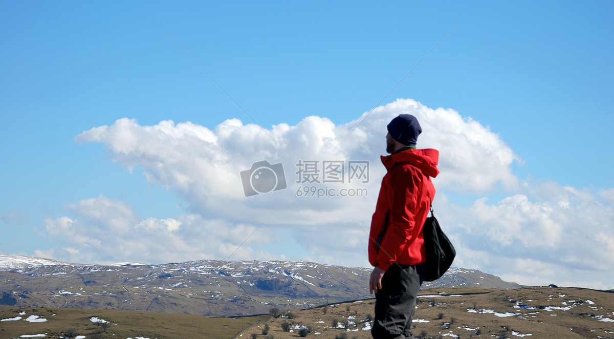 登高眺望湖区的男子