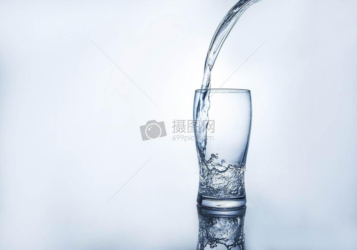 清澈的水从透明的玻璃杯子里面滚滚流出免抠PNG素材