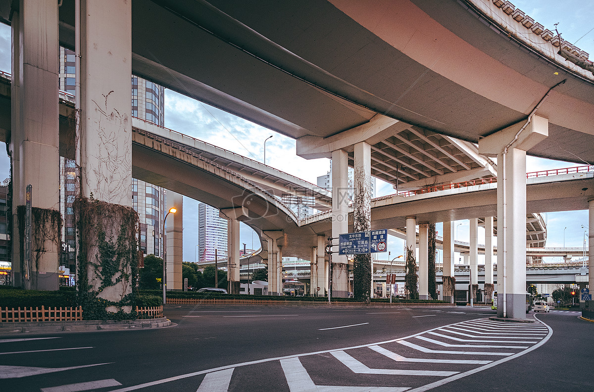 高架立交桥下的道路