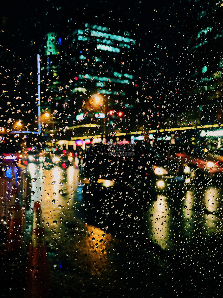 最清冷的雨夜 最热闹的灯光