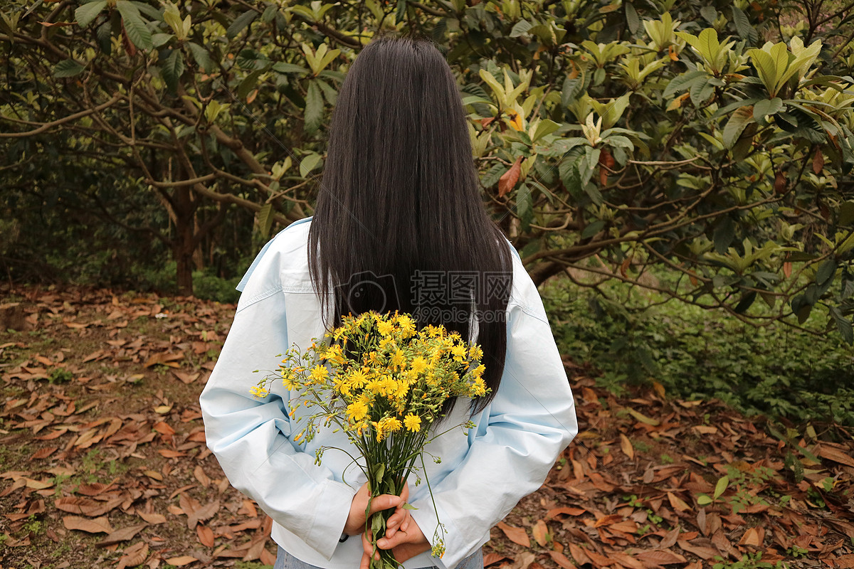 照片 人物情感 拿着花的女孩.
