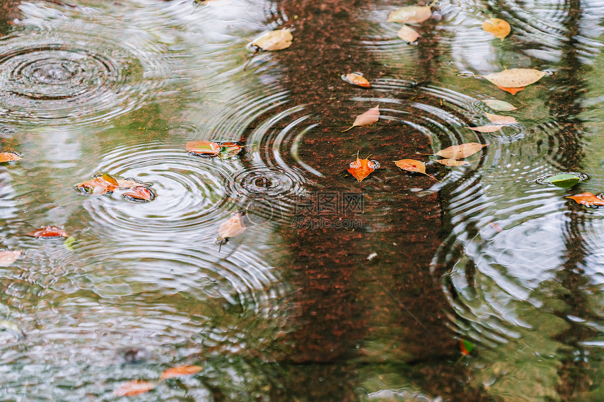 水滴在水面上溅起一圈圈涟漪自然风景素材设计