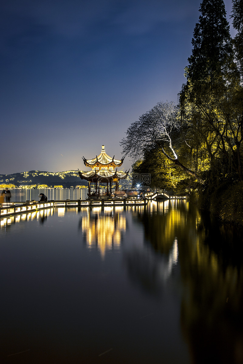 夜晚的杭州西湖夕影亭
