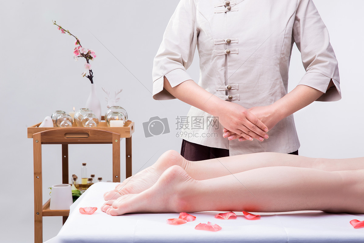 美容养生技师准备给腿部按摩