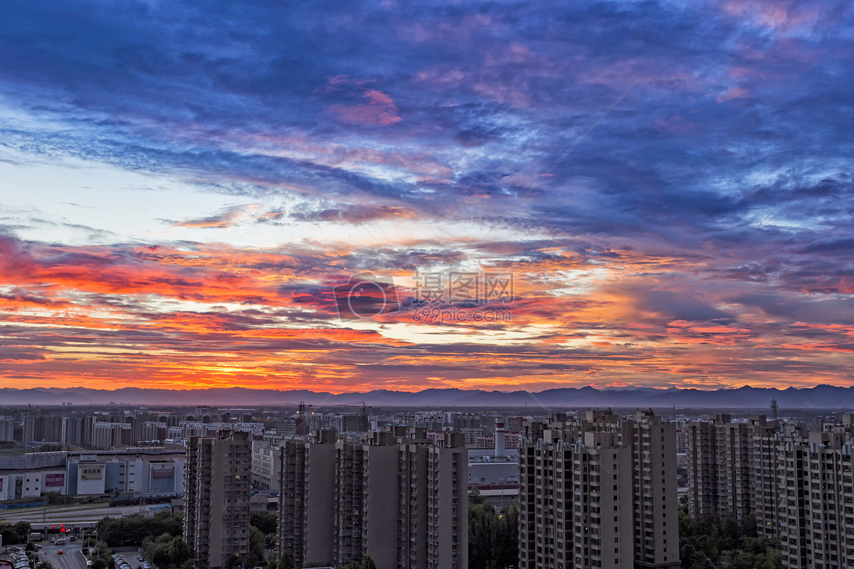 炫彩天空下的城市