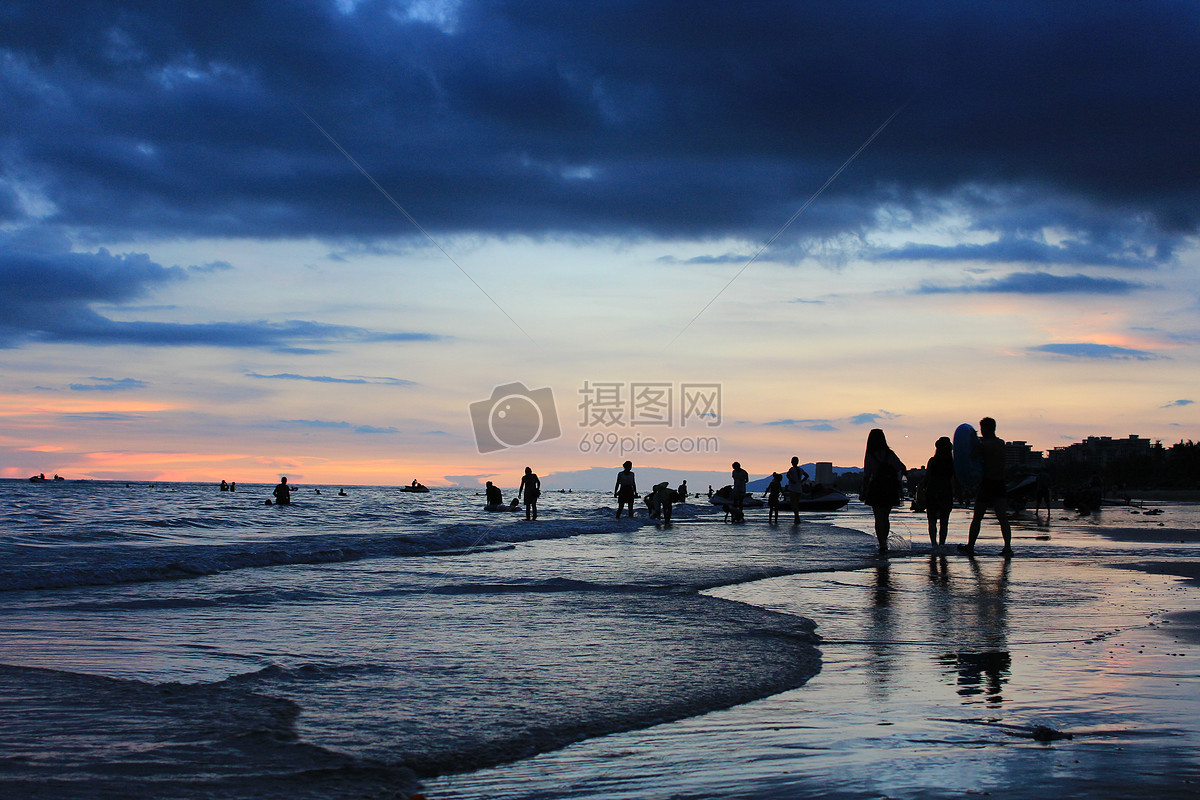 日落海边嬉水