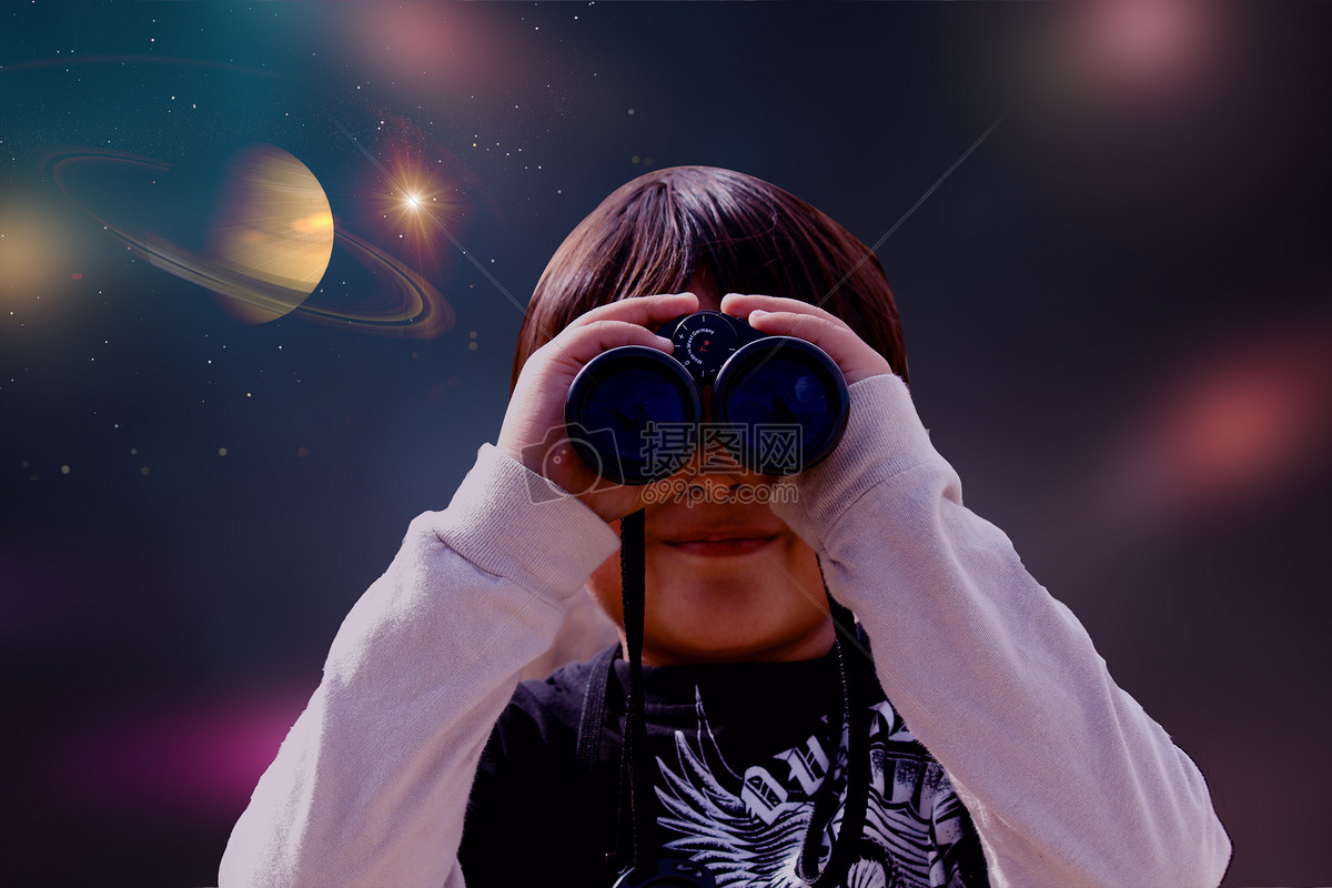 学生通过望远镜观察宇宙