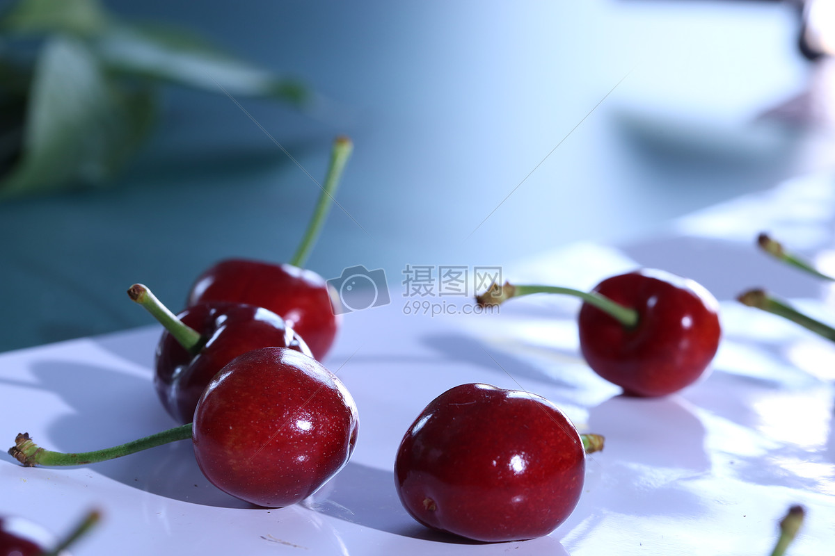 生动的更加多雨的白色樱桃莓果 库存照片. 图片 包括有 本质, 红色, 一堆, 自然, 水多, 发狂, 叶子 - 41203214