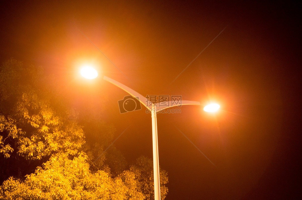 夜晚的暖黄色路灯