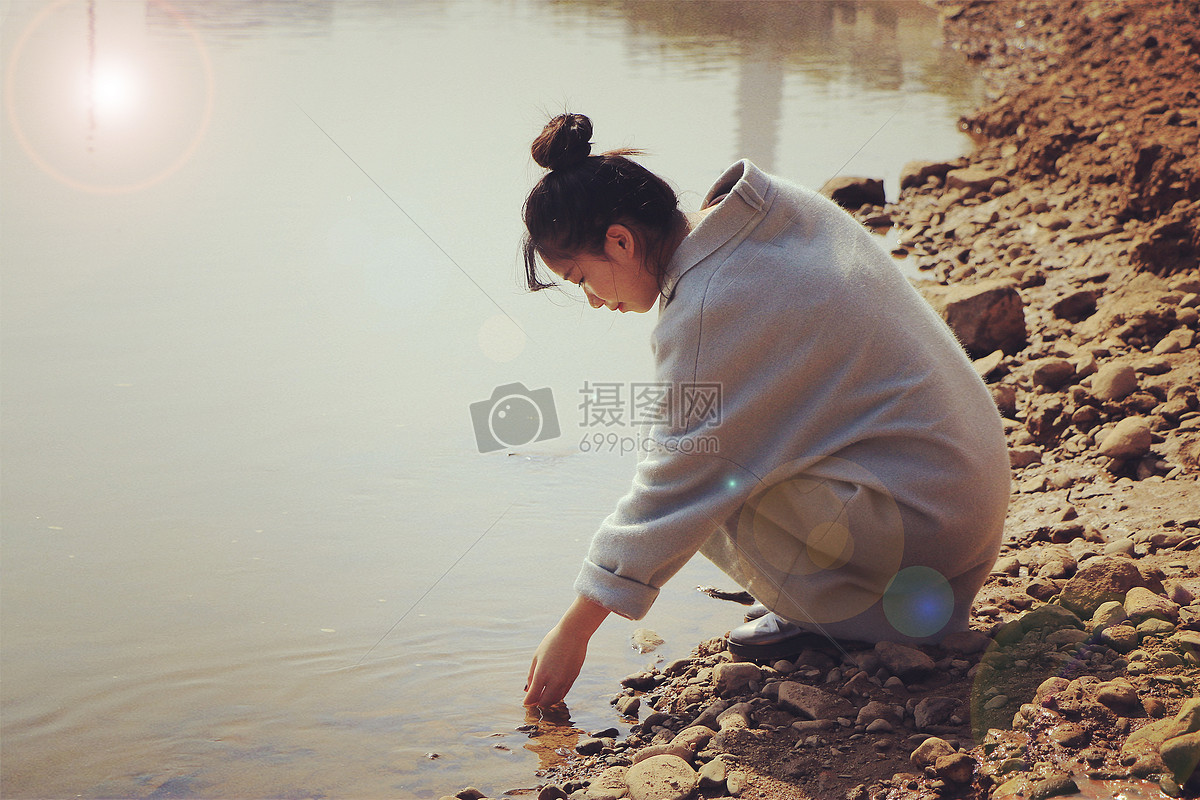 夕阳西下河边美女溪水潺潺落日阳光镜头光晕