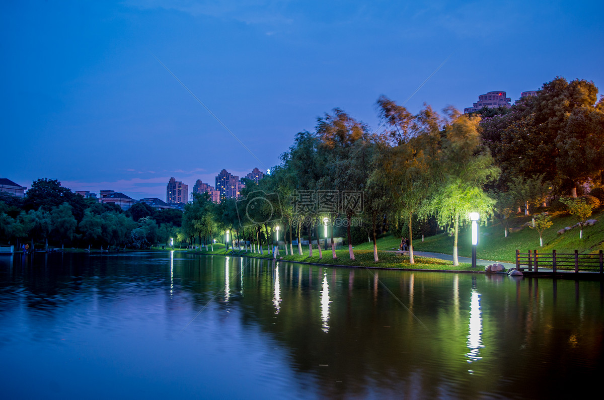 天鹅湖夜景与天空