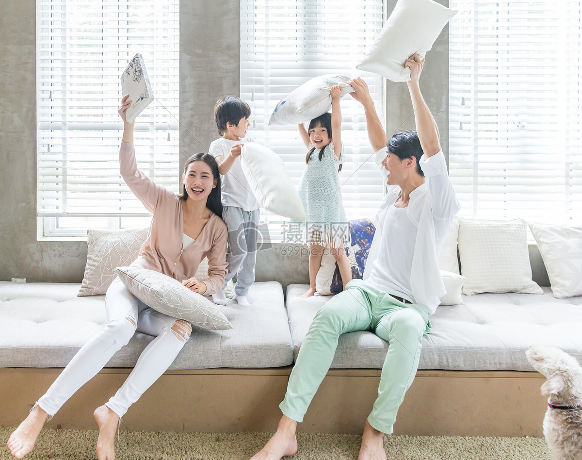 父母和孩子在客厅沙发嬉戏打闹图片素材_免费下载_jpg图片格式_VRF高清
