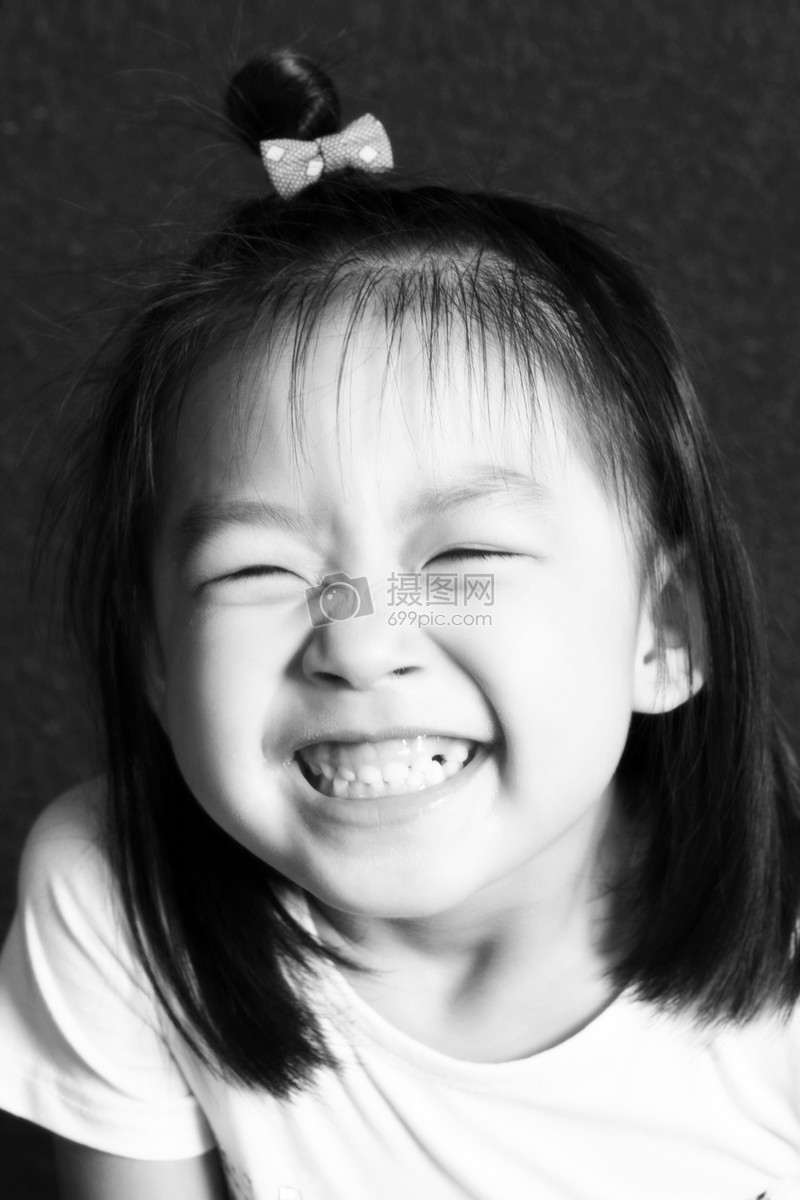 小女孩的纯真笑容