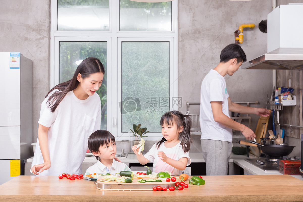 爸爸妈妈和孩子一起在厨房做菜高清图片下载-正版图片500441007-摄图网