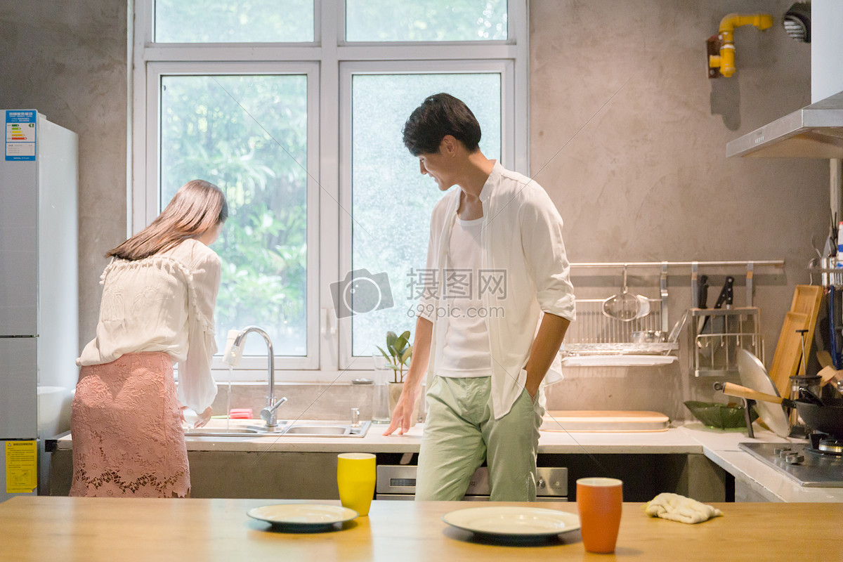 幸福的年轻夫妇在家里的厨房里一起做饭。照片摄影图片_ID:121869140-Veer图库