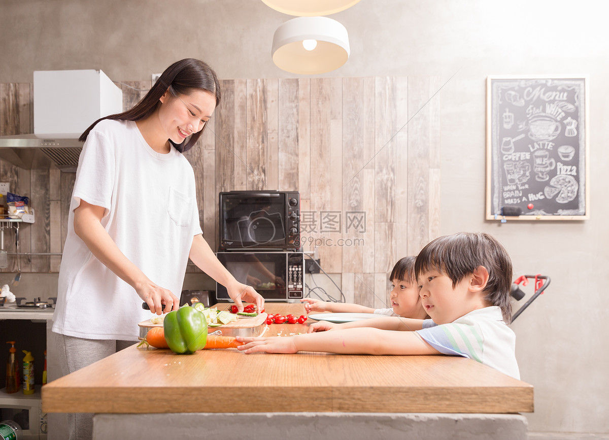 可爱可爱的亚洲家庭在厨房做饭。微笑的母亲和孩子站在烹饪台准备晚餐的配料的肖像。阖家欢聚。照片摄影图片_ID:351264017-Veer图库