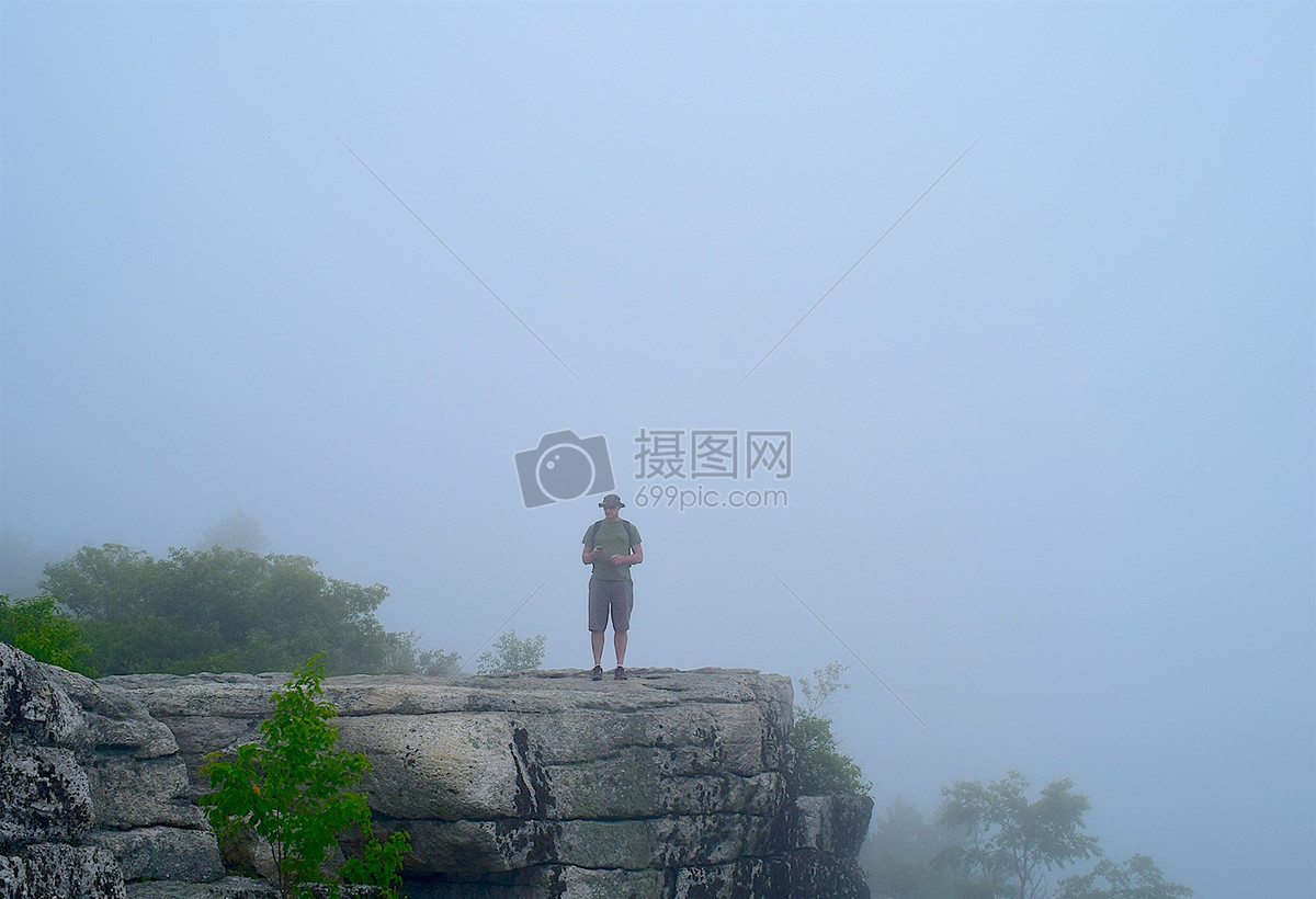 站在山顶的男人