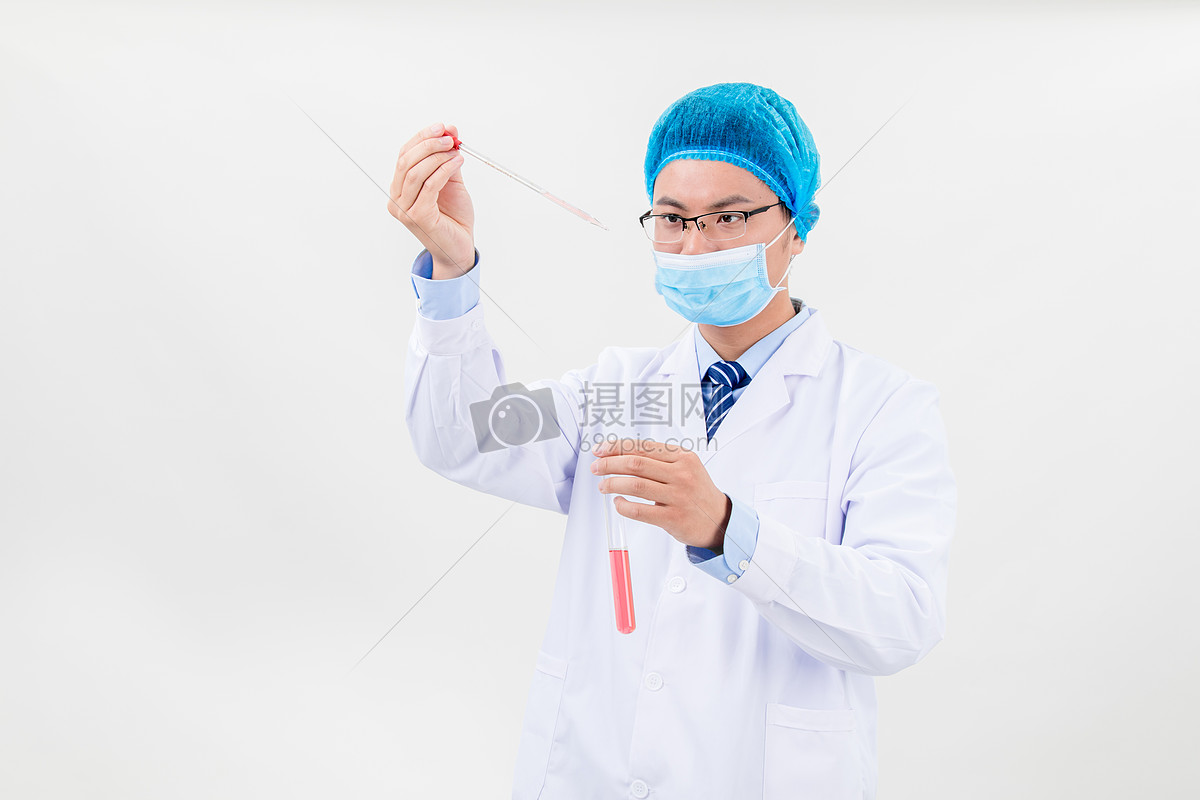 正在做化验实验的医生