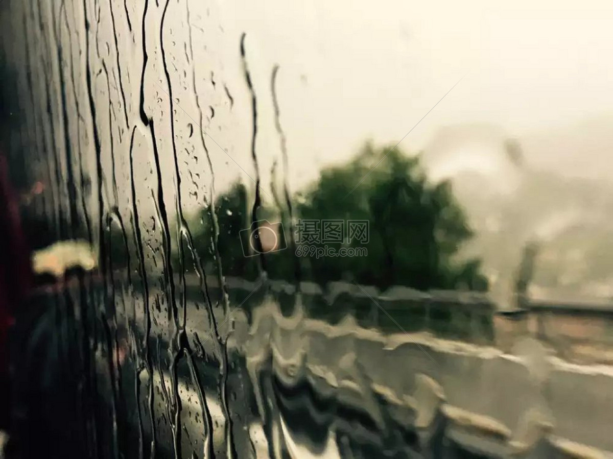 车窗玻璃上的雨水