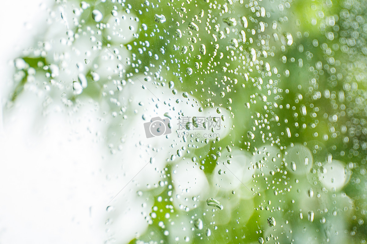 夏日雨后沾满水滴的玻璃