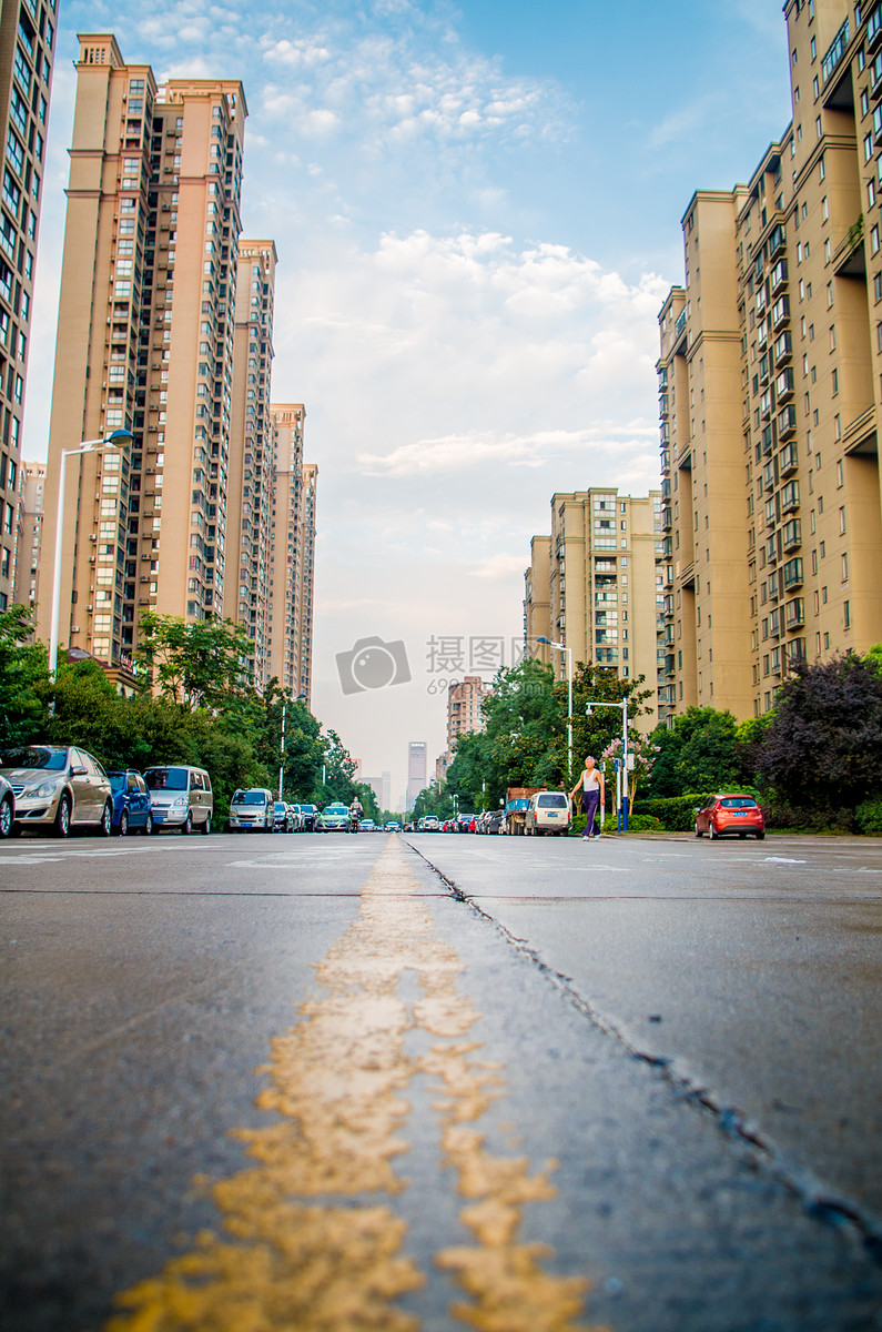 夏季傍晚雨后的城市建筑与晚霞