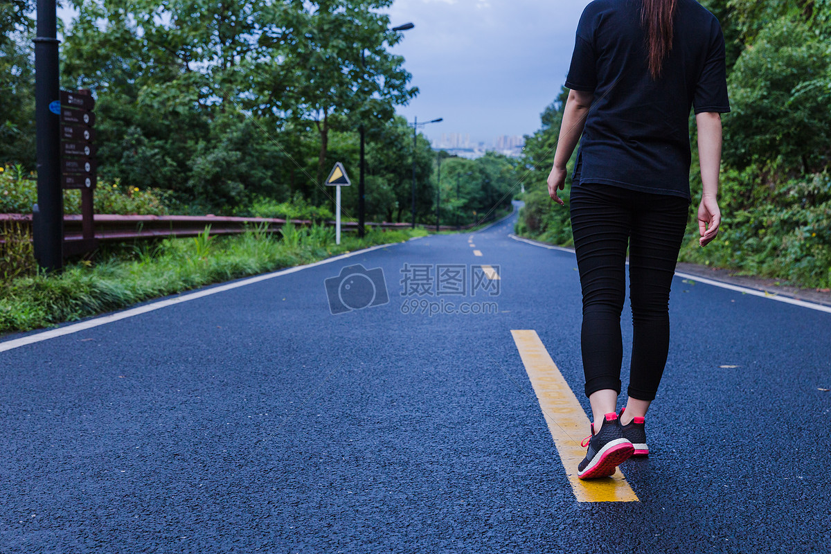 美丽风景山路女孩脚行走