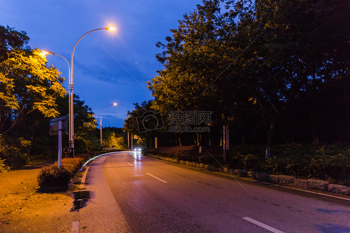 大气夜晚风景区公路高清图片下载-正版图片500470783
