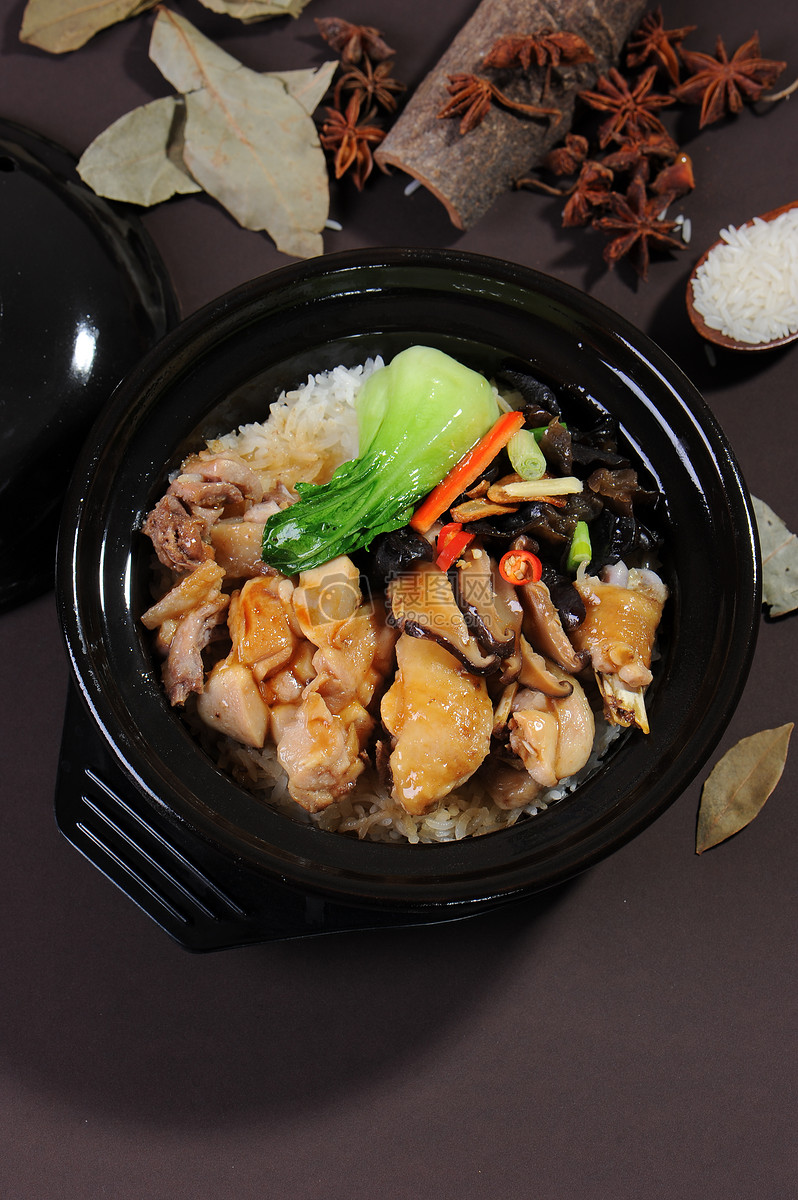 香菇鸡块煲仔饭