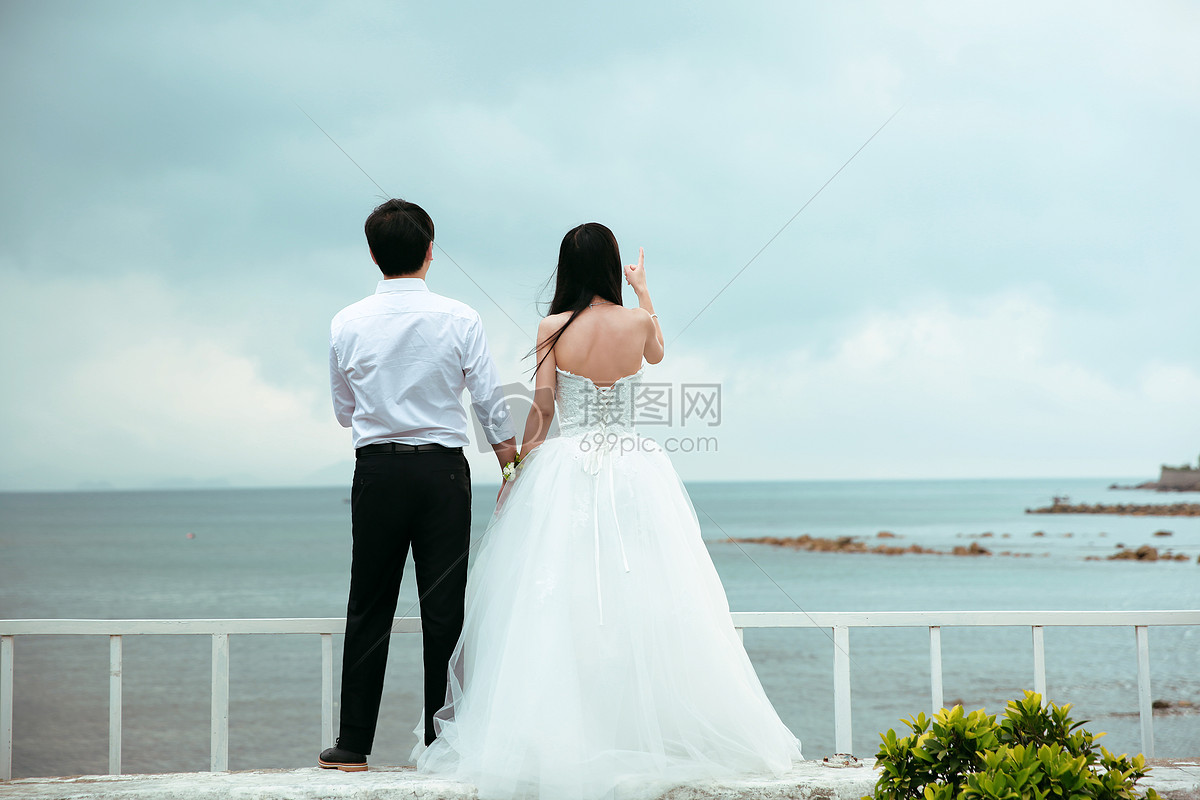 海边牵手看海婚纱背影