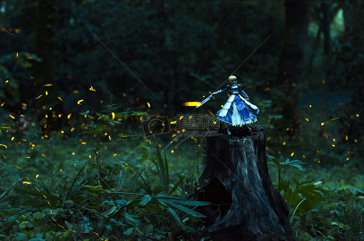 萤火虫在暮色中在森林里飞舞。照片摄影图片_ID:168104393-Veer图库