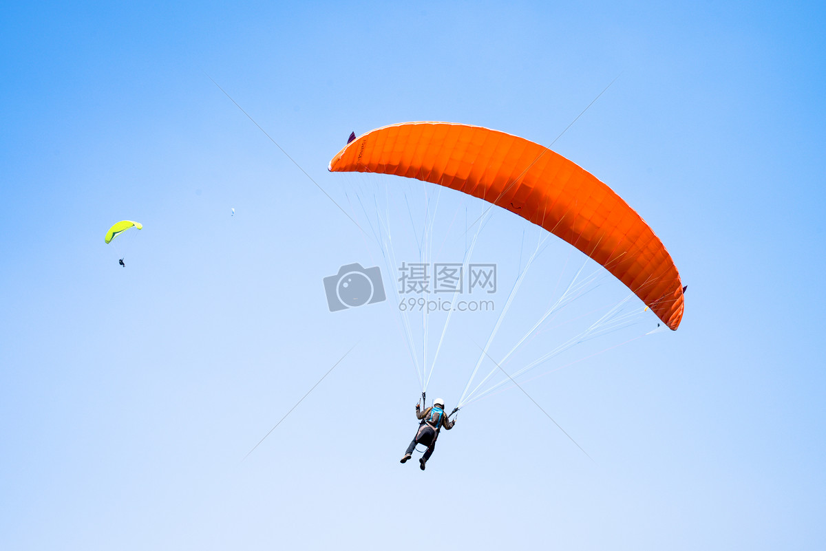 蓝天高空滑翔伞跳伞飞翔