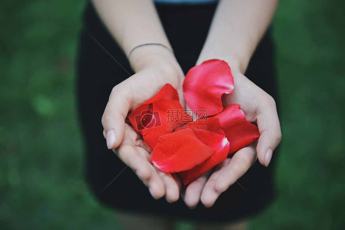 Download wallpaper for 1400x1050 resolution | Cute little girl holding rose flower | cute ...