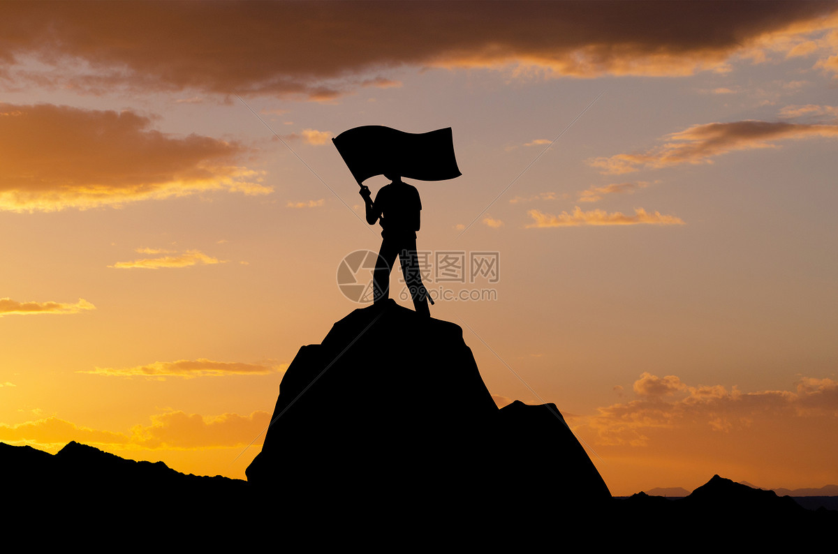 人在山顶举旗，夕阳西下照片摄影图片_ID:158254054-Veer图库