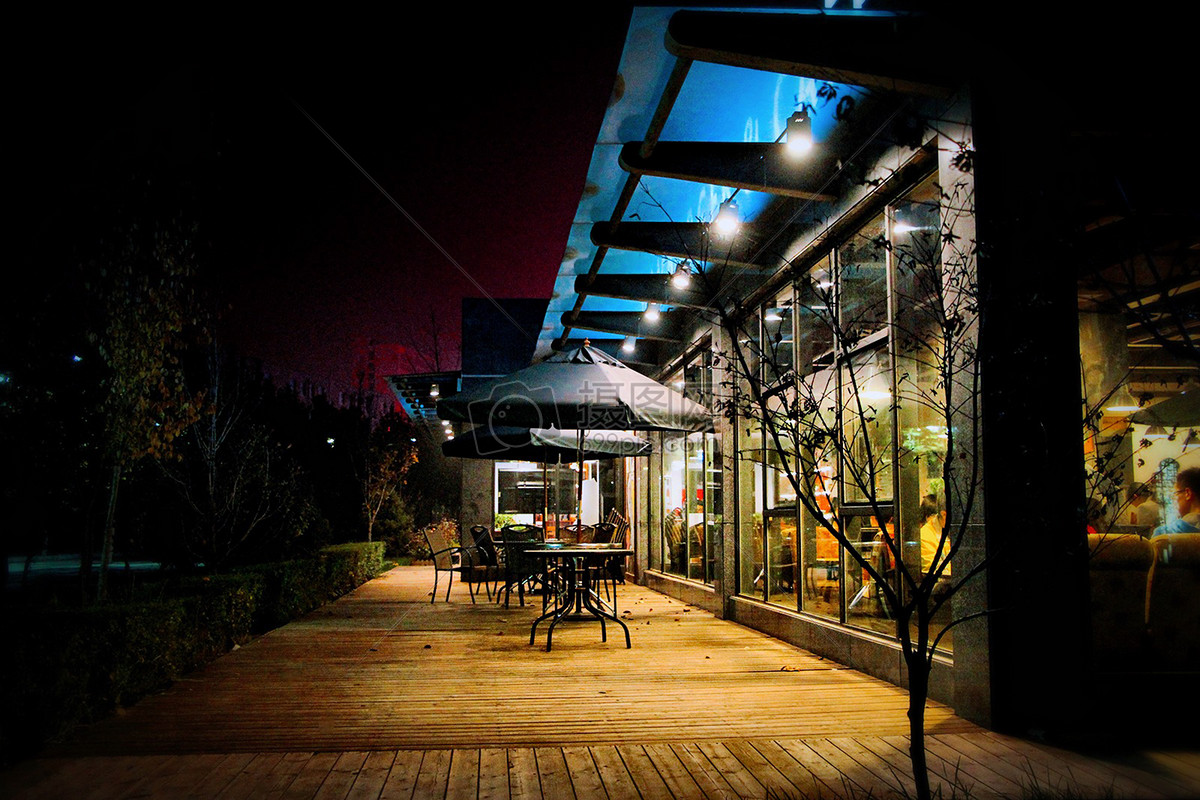 木质桌子与模糊的灯光在晚上的咖啡馆，餐厅背景照片摄影图片_ID:159876357-Veer图库