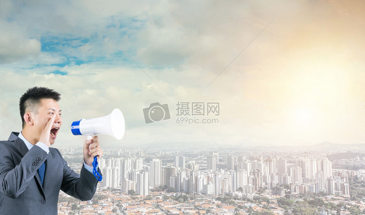男人用扩音器对着现代城市呐喊