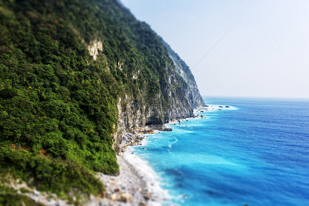 山脉边的海岸线