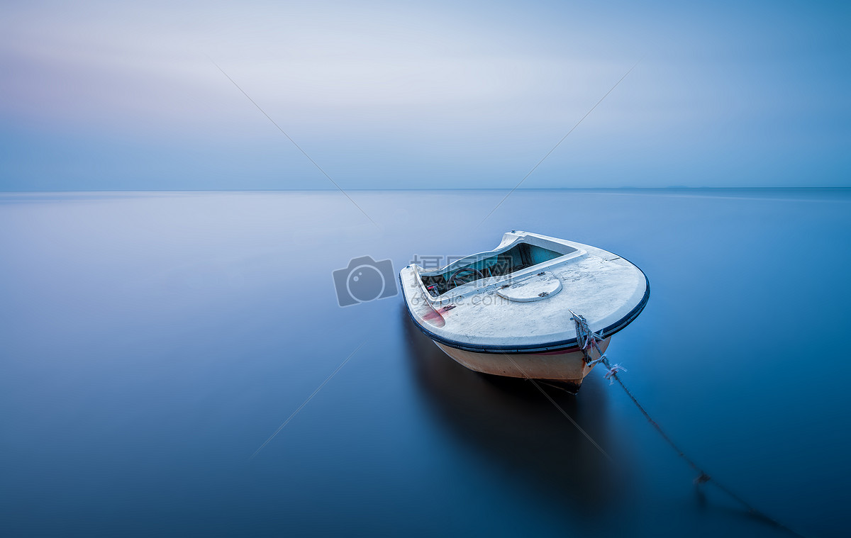 平静海中的一只小船