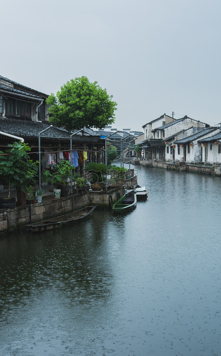 下雨天的古镇和小湖