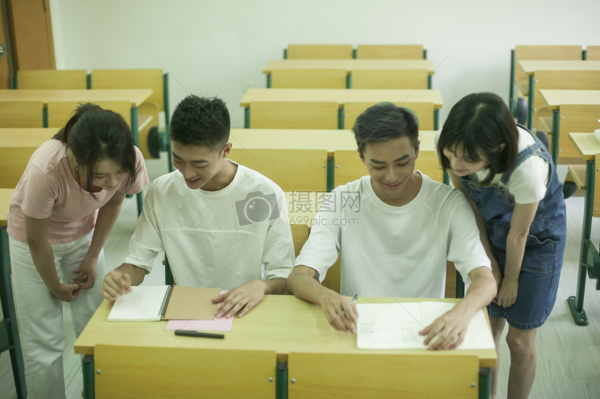 学校里教室内同学们一起学习友谊上课