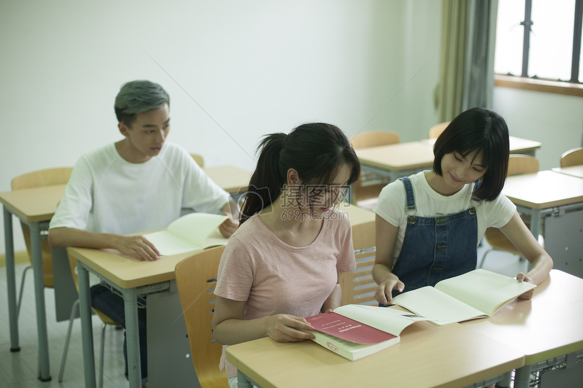 学习学校学生教室校园男同学知识自习课程青春学校教室里同学们在一起